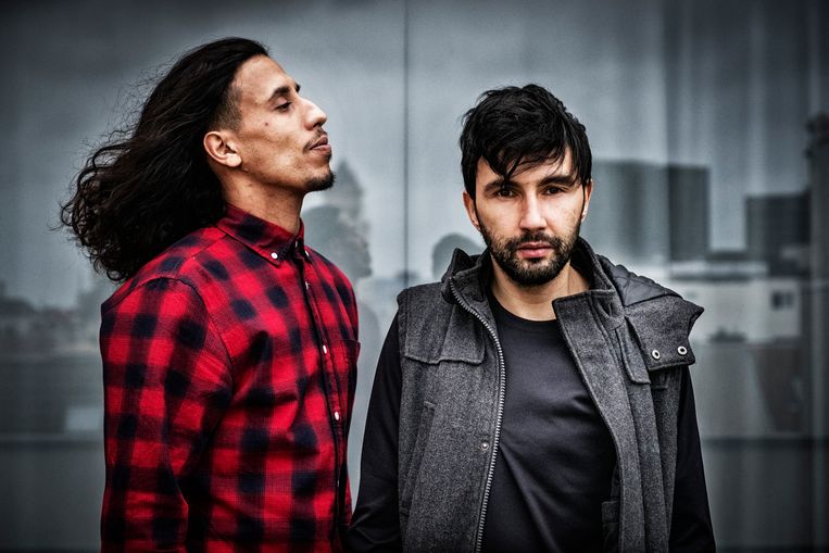 Saïd Boumazoughe (l.) en Fikry El Azzouzi: 'Er zijn dringend verhalen nodig die dóór de jongeren zelf verteld worden.' Beeld Tim Dirven
