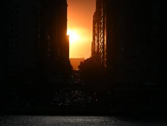 Weer tijd voor ‘Manhattanhenge’: spectaculaire zonsondergang tussen de wolkenkrabbers van New York