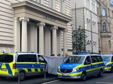 Man legt hoofd van man voor ingang Duitse rechtbank