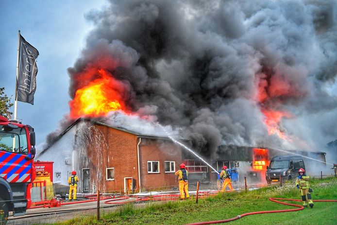 Grote brand in de loods van interieurbedrijf Interia in Bergeijk.