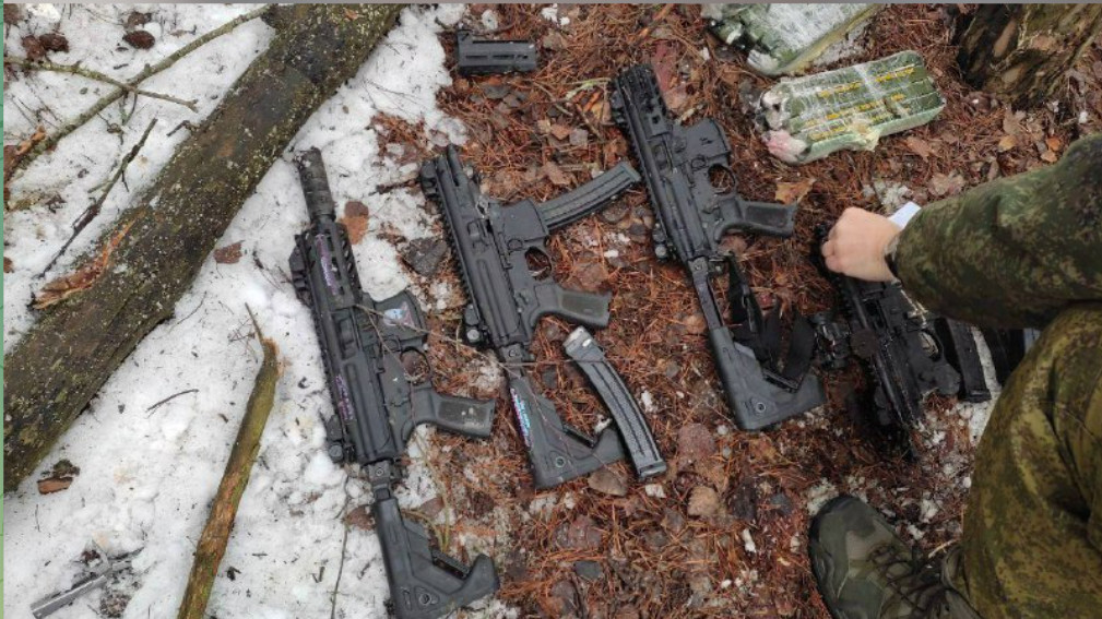 Accusé de commettre des "actes de terrorisme" et de "sabotage", le groupe était équipé de mitrailleuses allemandes, de matériel de communication et de "quatre engins explosifs improvisés", selon le FSB.