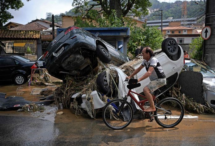 Le auto sono state spazzate via dalle inondazioni dopo la pioggia battente nella città brasiliana di Petropolis.