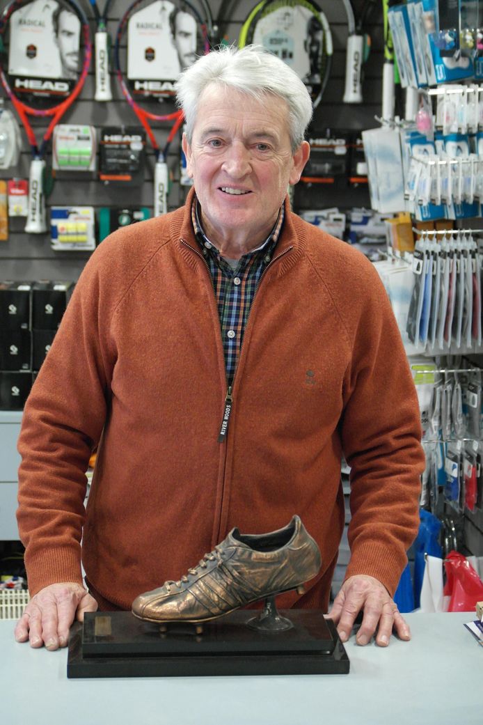 Maurice bij zijn Gouden Schoen, die toch een prominente plaats gekregen heeft in zijn sportwinkel.