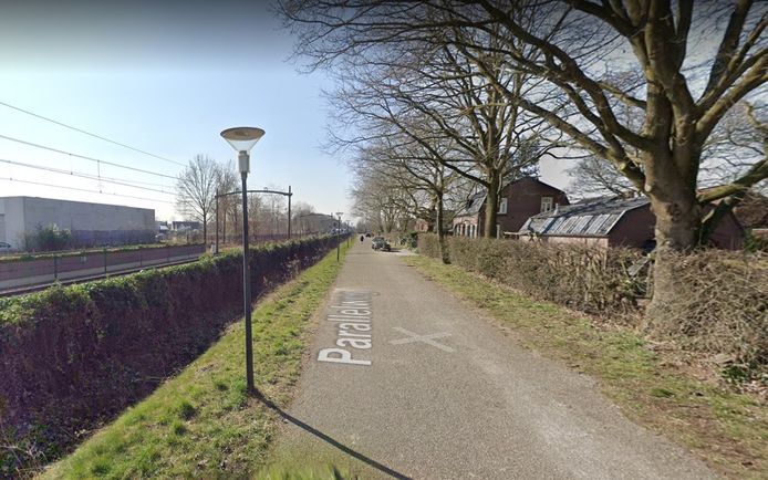 Aan de Parallelweg in Nuenen komt een deel van het snelfietspad tussen Eindhoven en Helmond. De wijk pleit voor een iets smaller fietspad met parkeerplaatsen in de berm.