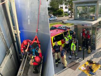 Brandweer moet tiental leerlingen bevrijden uit geblokkeerde lift van metrostation: “Ze waren erg moedig”