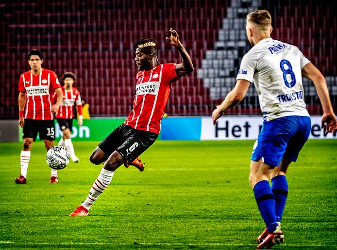 Ibrahim Sangaré haalt uit voor de 1-0.