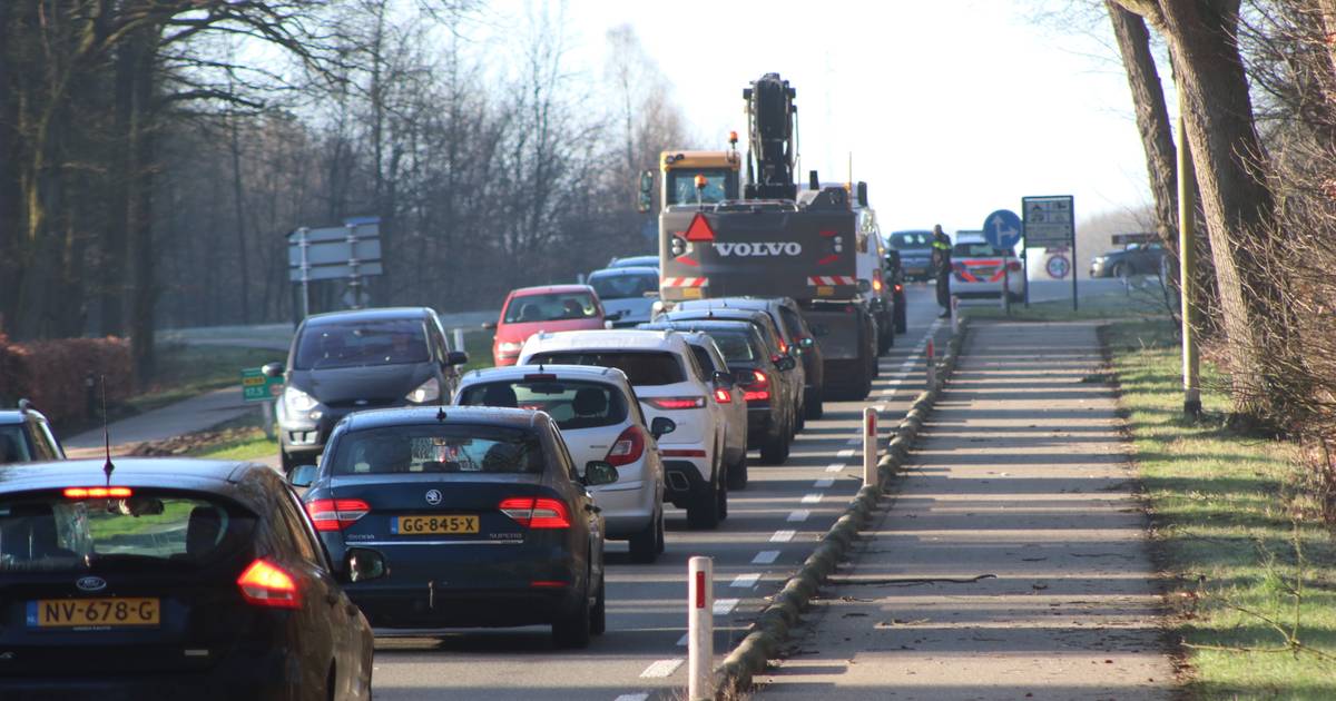 Kop-staartbotsing zet verkeer vast bij A50 ten zuiden van Apeldoorn.