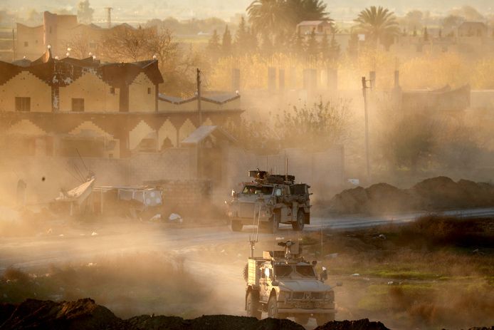 Legervoertuigen van de Verenigde Staten steunen de Syrische Democratische Strijdkrachten (SDF) in Hajin tijdens het gevecht om het laatste stukje IS-kalifaat.