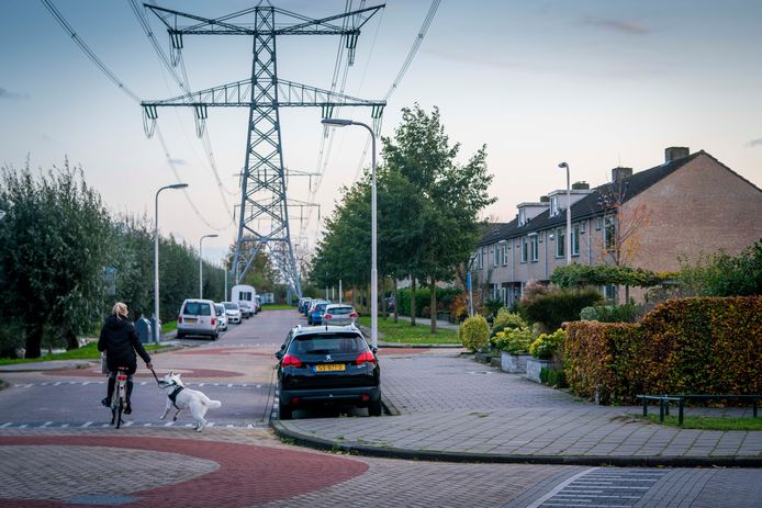 Hoogspanningsmasten door een straat in Nieuw-Lekkerland.