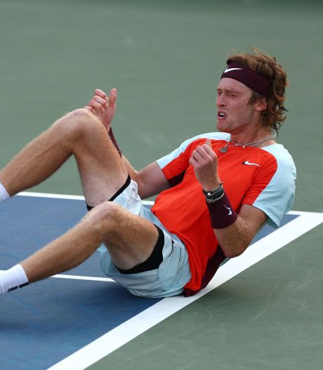 Andrej Roeblev is Denis Shapovalov in bloedstollende vijfsetter de baas 
