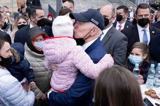 Biden kust een kind tijden een ontmoeting met Oekraïense vluchtelingen in de Poolse hoofdstad Warschau.