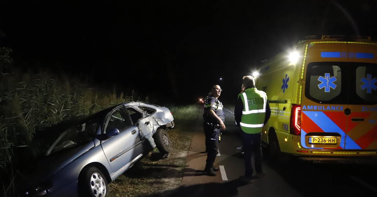 Automobilist (39) naar het ziekenhuis nadat hij van de weg raakte in Langenboom - De Gelderlander