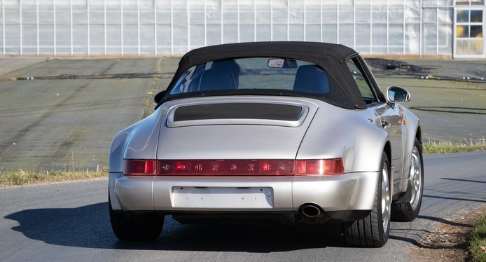 De achterkant van de exclusieve Porsche.