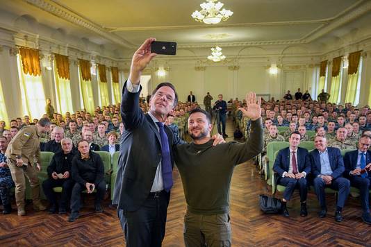 Rutte en Zelensky maken samen een selfie.