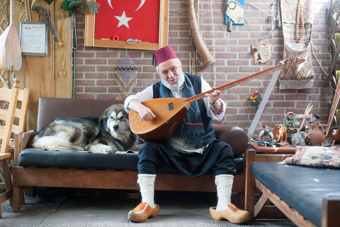 Ömer Kadan zoals velen hem kennen. De troubadour uit Almelo genoot landelijke bekendheid en overleed op 59-jarige leeftijd. Deze foto is uit 2014.