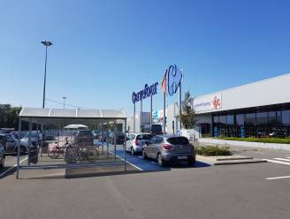 Fietsendief (21) die Oostakker en Sint-Amandsberg teisterde op heterdaad betrapt op parking van Carrefour