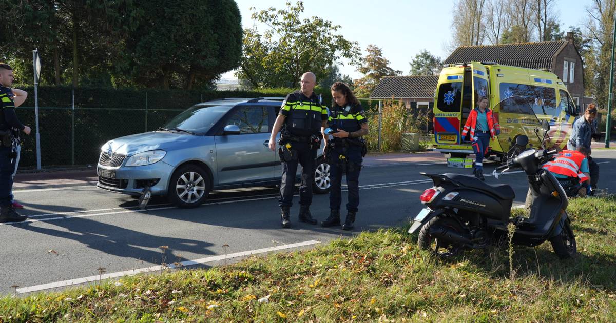 Scooterrijder gewond bij botsing in Kaatsheuvel, geschrokken kindjes krijgen knuffelbeer.