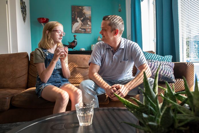 Leon IJnema uit Oosteind staat positief tegenover een prik, terwijl dochter Lente (12) besloten heeft er nu geen te nemen.