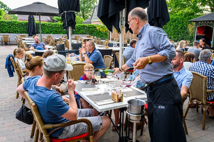 Het enorme terras van De Neus maakt de zaak een stuk groter.