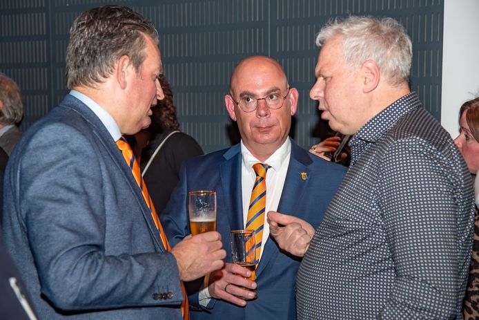 Bij de VVD was de stemming tijdens de uitslagenavond toch wat bedrukt. Terwijl de liberalen wel zijn gegroeid van 3 naar 5 zetels. Vlnr: Wil Vennix, Ronald Blok en Arie Reijrink, respectievelijk de nummers 2, 1 en 23 op de lijst van de VVD.