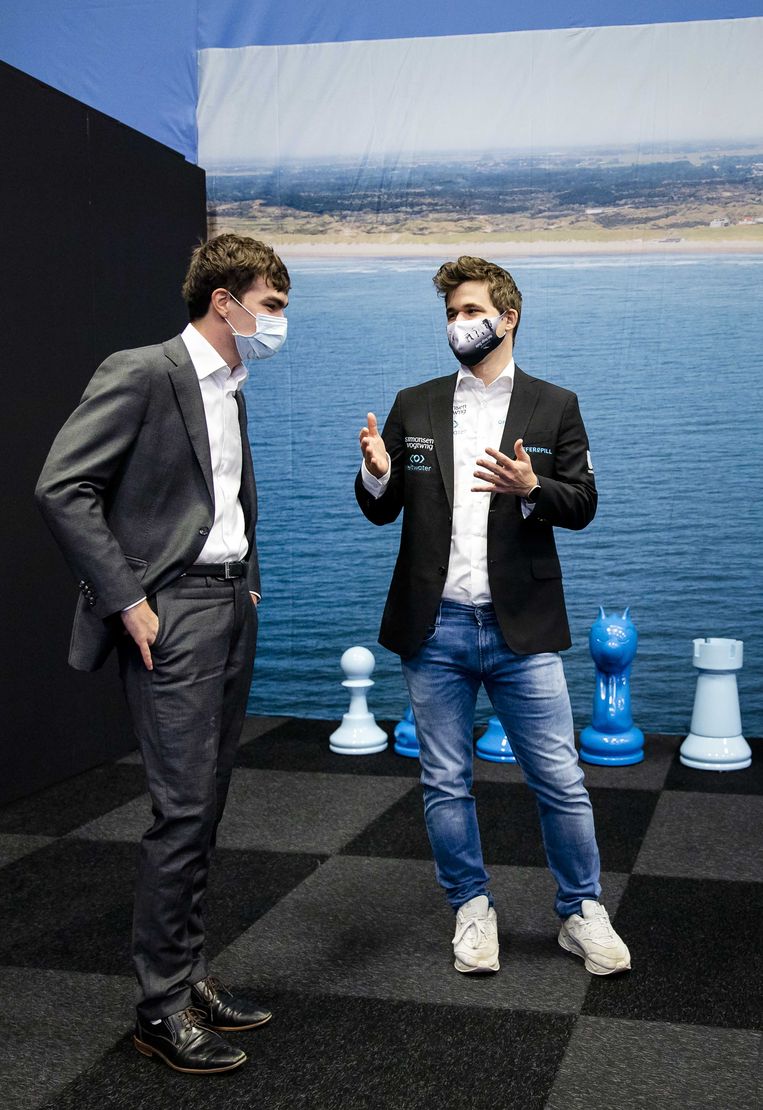 Jorden van Foreest en Magnus Carlsen (r) tijdens de opening van het Tata Steel Chess Tournament. Beeld ANP
