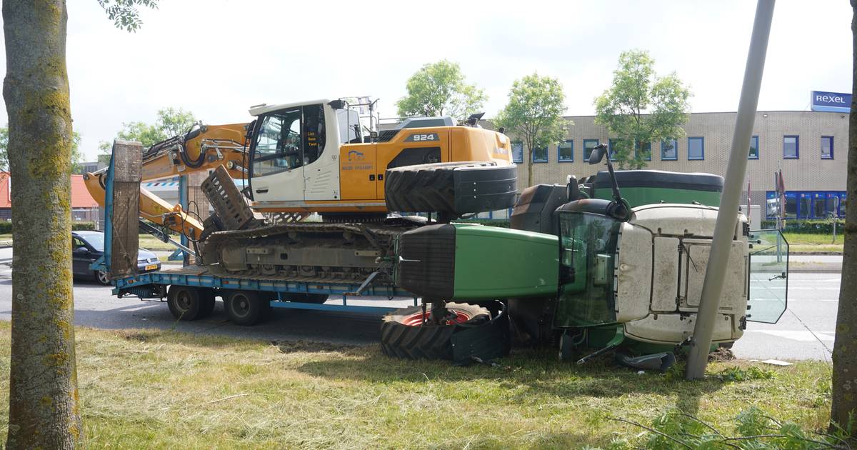 Opmerkelijk ongeval in Zwolle: tractor belandt op zijn kant, bestuurder komt met schrik vrij.