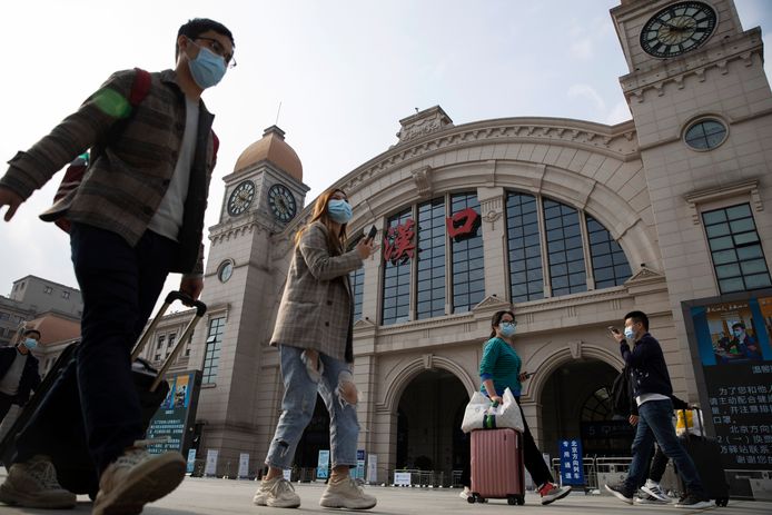 Chinezen uit Wuhan reppen zich naar het treinstation Hankou om de miljoenenstad te verlaten na meer dan twee maanden lockdown.