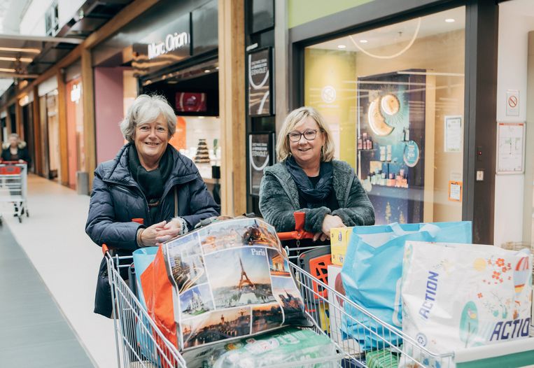 Vriendinnen Kathleen en Velerie gaan één keer per maand winkelen in Auchan in het Franse Roncq. 'En daarna gaan we samen lunchen in de buurt.' Beeld Antone Coene