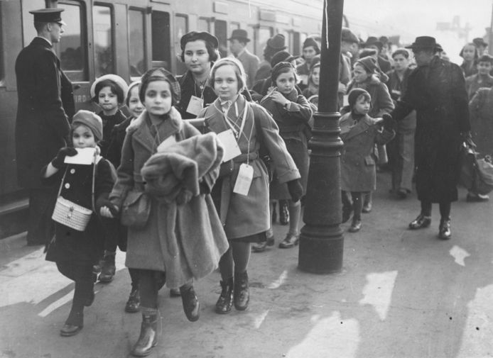 Oostenrijkse kinderen ontvluchtten hun land en kwamen per trein aan in Londen.