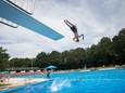 Een zomerse vakantiedag in zwembad Wolfslaar, op archiefbeeld.