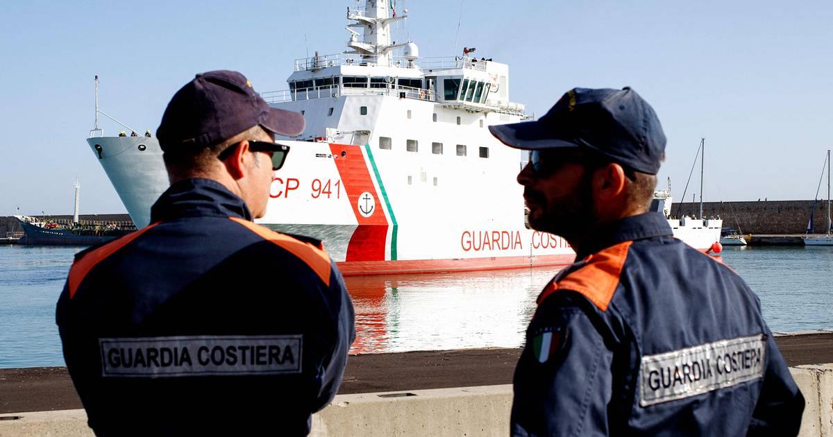 Italian Coast Guard: A boat carrying forty migrants is lost  outside