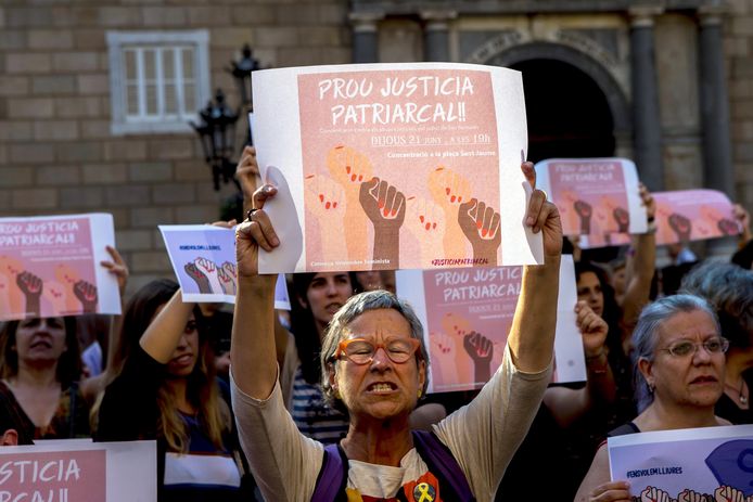 Eerder woonden honderden mensen een protest bij tegen de beslissing om de vijf mannen die beschuldigd werden van het verkrachten van een vrouw vrij te laten.
