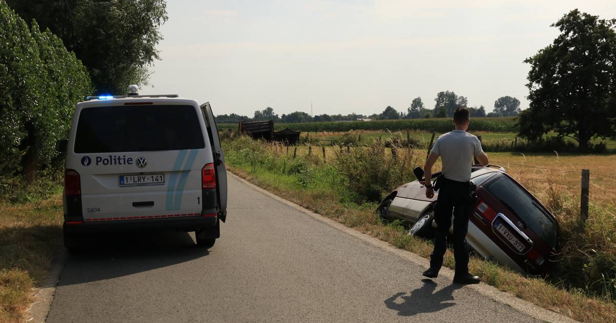 Bestuurster wordt onwel door hitte en belandt met auto in gracht
