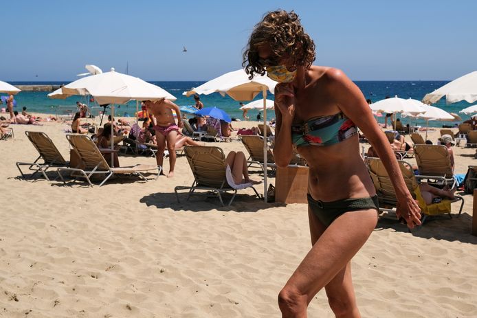 In Spanje moet je ook een mondmasker op wanneer je je verplaatst op het strand. Zover is het bij ons nog niet. "Je moet er ook over waken dat de bevolking de maatregelen kan volhouden", oordeelt viroloog Johan Neyts.