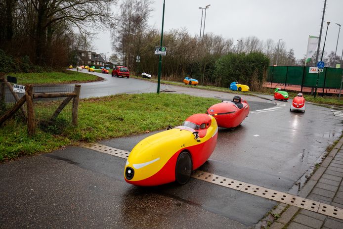 Tocht met 120 ligfietsen door hartje Utrecht: 'Het is alsof je rijdt met televisie' | Utrecht | AD.nl