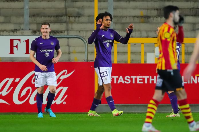 Le coup de génie de Zirkzee offre trois points précieux à Anderlecht sur la pelouse du Kavé.
