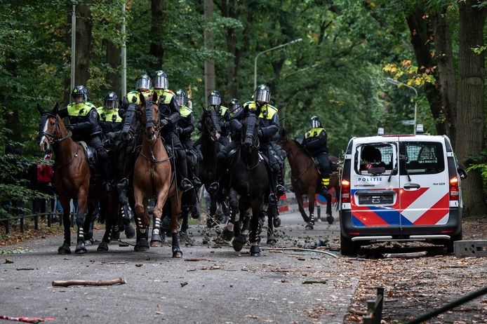 Het politiebusje dat werd kapotgeslagen tijdens de supportersrellen na de derby NEC-Vitesse.