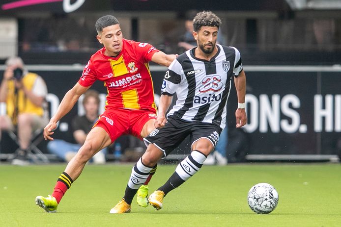 Ragnar Oratmangoen namens GA Eagles in duel met Bilal Basacikoglu van Heracles, in de voorbereiding van afgelopen zomer.