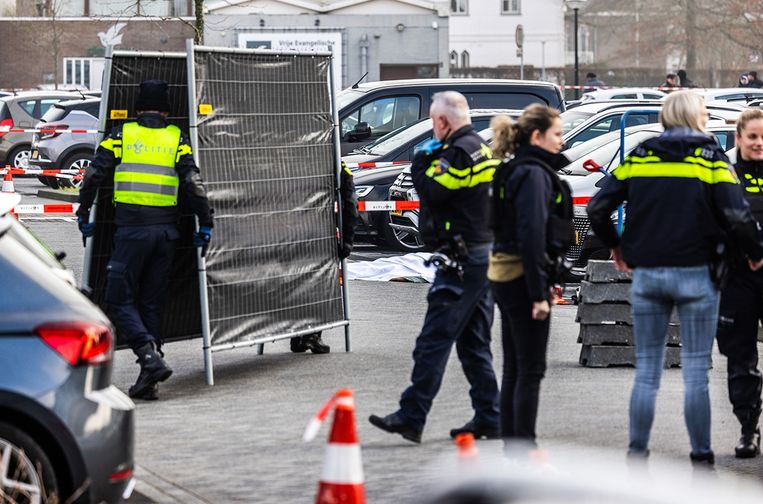 Hulpdiensten sluiten de plaats delict af. Op een parkeerplaats van een winkelcentrum in Zwijndrecht is op twee personen geschoten. Beeld ANP
