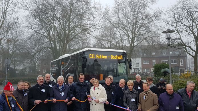 Blije gezichten bij de start van de proef met de buslijn Aalten-Bocholt in december 2017.