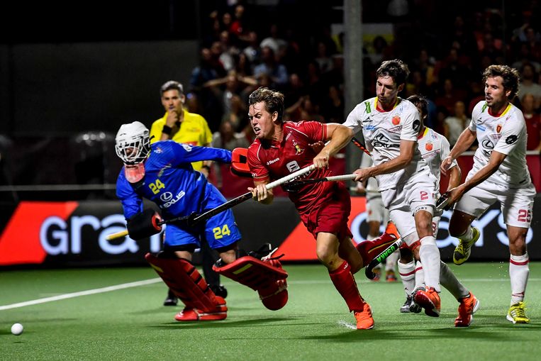 Tom Boon probeert de Spaanse doelman te omspelen in de EK-finale. Beeld BELGA