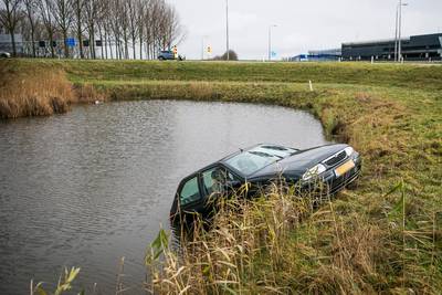 Omstanders redden vrouw uit het water nabij A12 Duiven