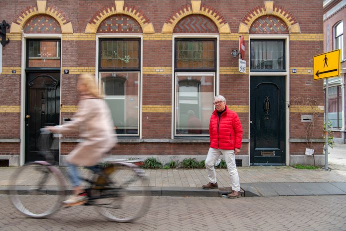 Peter van Gils voor het pand aan de Tuinstraat in Tilburg, waar zijn vader woonde.