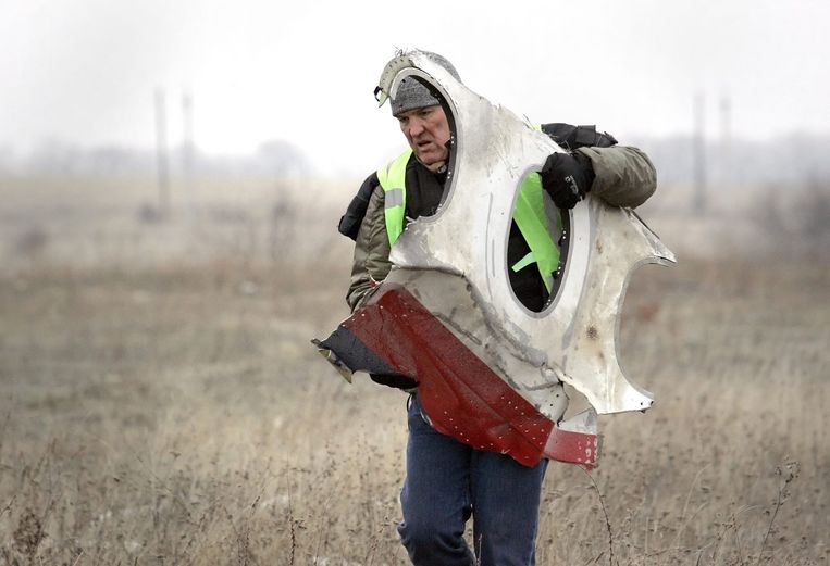 Wrakstukken van MH17 worden verzameld. Beeld epa