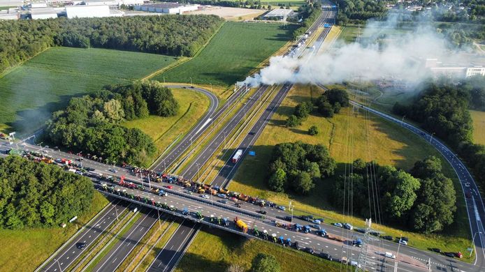 Op de het viaduct van de Zupthensestraat over de A50 hebben zich dinsdagavond bijna 200 boeren verzameld. De A50 is afgesloten vanwege meerdere brandende hooibalen in de berm.