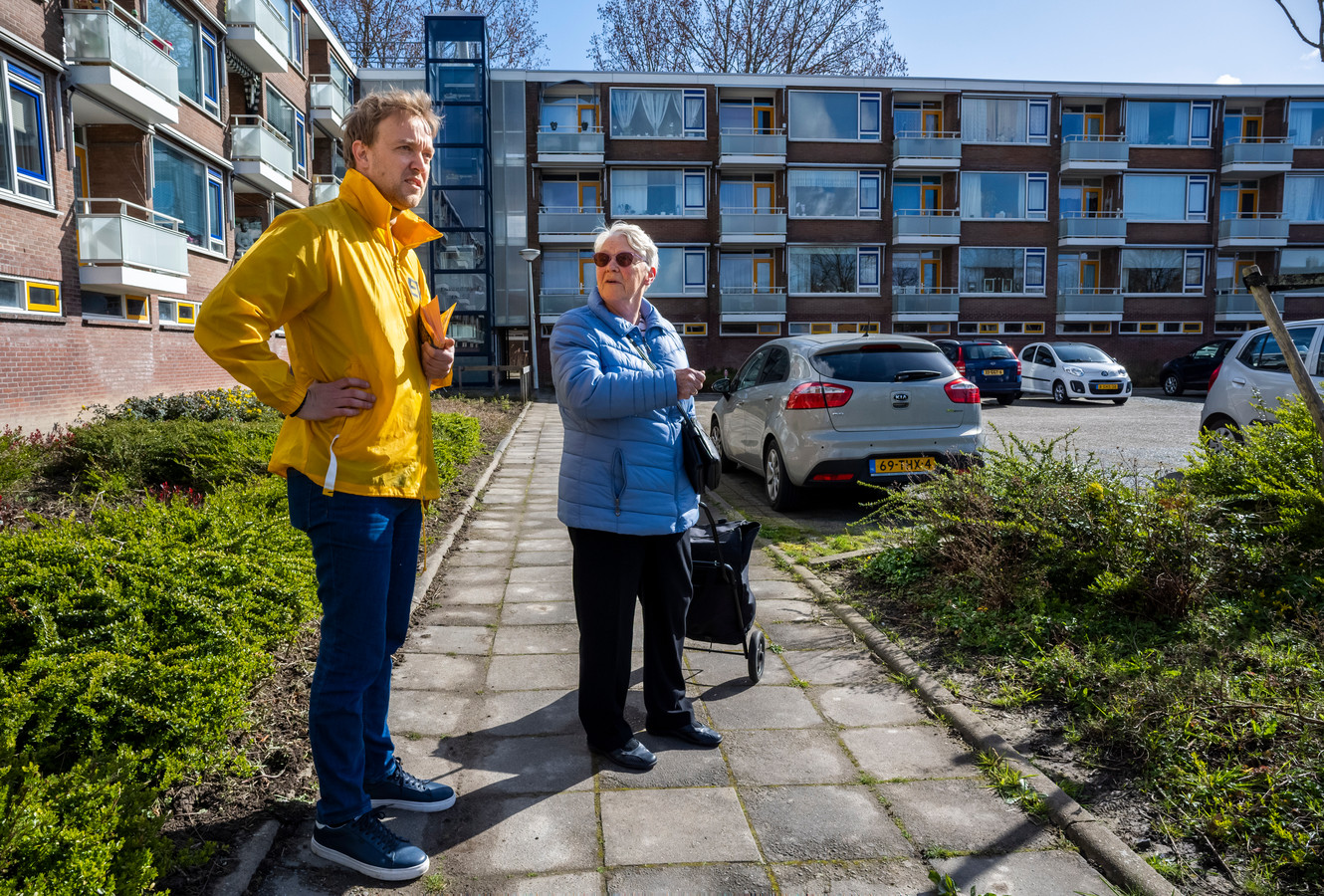EVB-lijsttrekker Lennart van der Linden (links) op wijkbezoek in Barendrecht. De partij vraagt ook aandacht voor de buitenruimte.