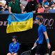 Oorlog in Oekraïne leidt op Australian Open tot vlaggenstrijd rond tennisbaan