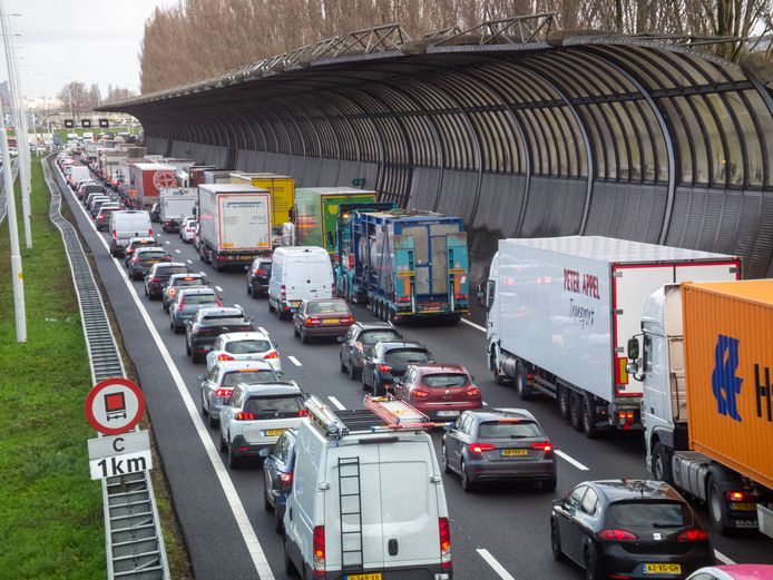 File op de A16 ter hoogte van Dordrecht, bij het geluidsscherm Wielwijk.