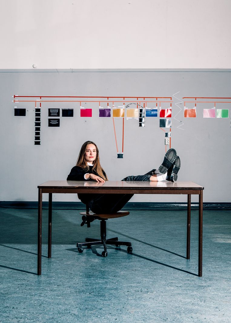Caro Derkx in haar studio in Amsterdam, waar op de muur de voorstelling vorm krijgt.  Beeld Hilde Harshagen
