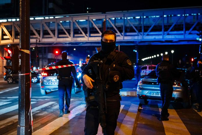 Politieagenten en speurders aan het werk in Parijs na de aanval op voorbijgangers.